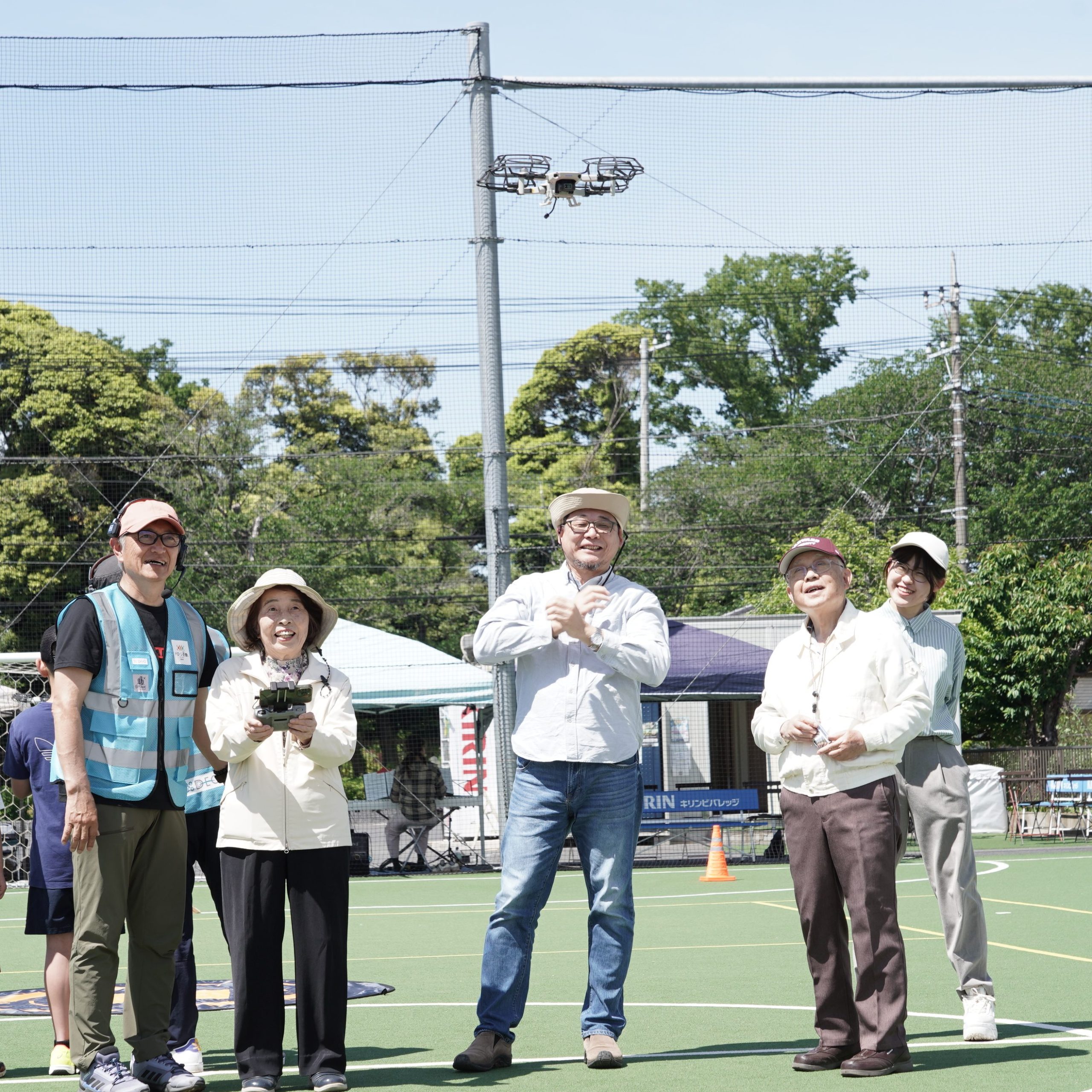 体験会での老若男女の参加者、初めてのドローン操縦に自然と笑顔